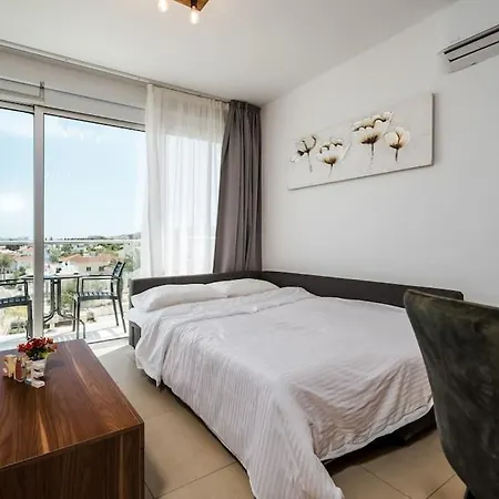 Sunnyvillas 1 Bedroom Swimming Pool Cor *