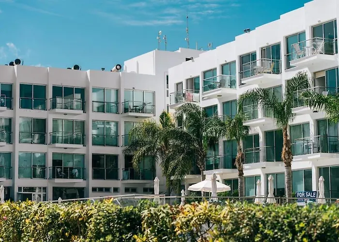 Sunnyvillas 1 Bedroom Swimming Pool Cor