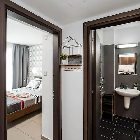 Sunnyvillas 1 Bedroom Swimming Pool Cor *