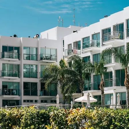 Sunnyvillas 1 Bedroom Swimming Pool Cor