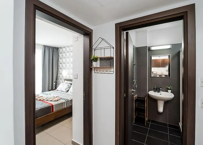 Sunnyvillas 1 Bedroom Swimming Pool Cor *