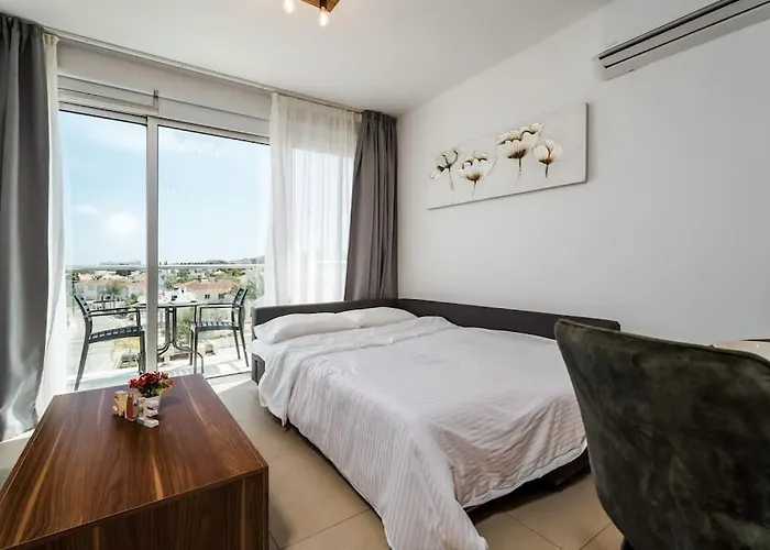 Sunnyvillas 1 Bedroom Swimming Pool Cor *